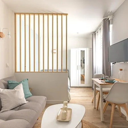 아파트 Spacious Studio With Terrace Steps From Paris *