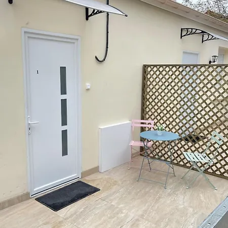 Spacious Studio With Terrace Steps From Paris *